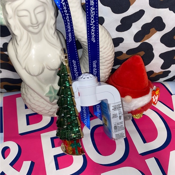 BATH AND BODY WORKS CHRISTMAS TREE NIGHTLIGHT WALLFLOWER PLUG - Picture 7 of 11